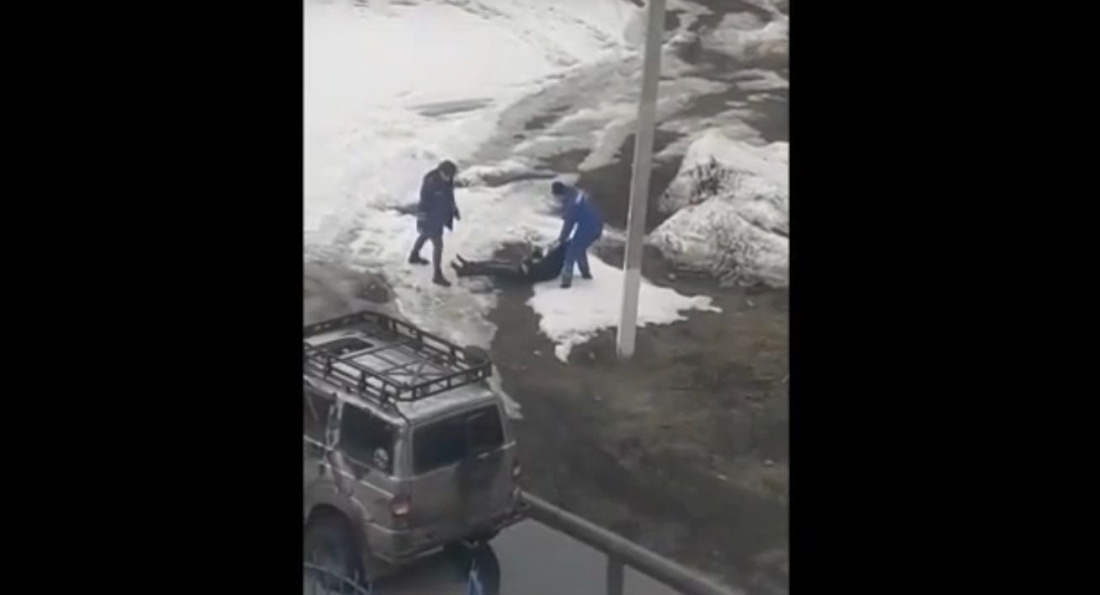 Врачи скорой помощи в Нижнекамске протащили пациента по снегу и грязи – видео