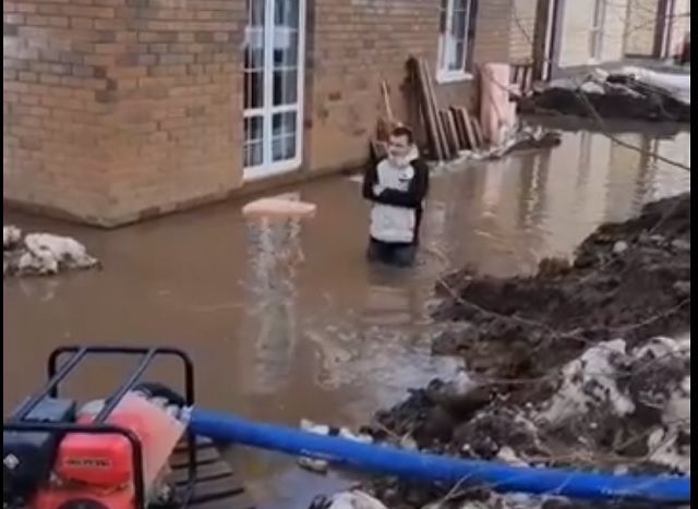 Жители поселка Новые Салмачи борются с наводнением собственными силами – видео