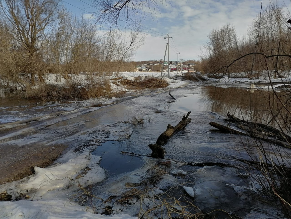 В Татарстане паводковые воды подтопили дорогу и два моста