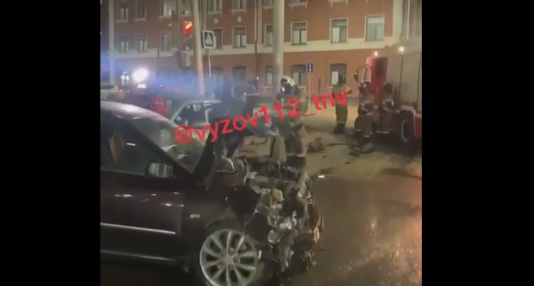 В ночной аварии в центре Казани две иномарки превратились в груду металла – видео