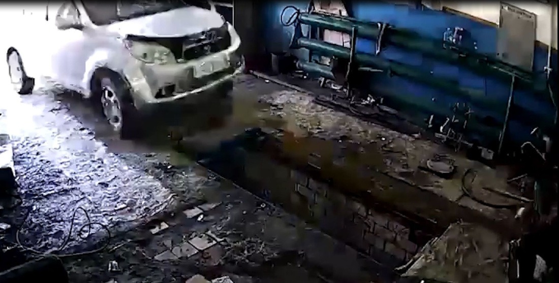 Перепутала педали: автоледи насмерть задавила работника автосервиса - видео