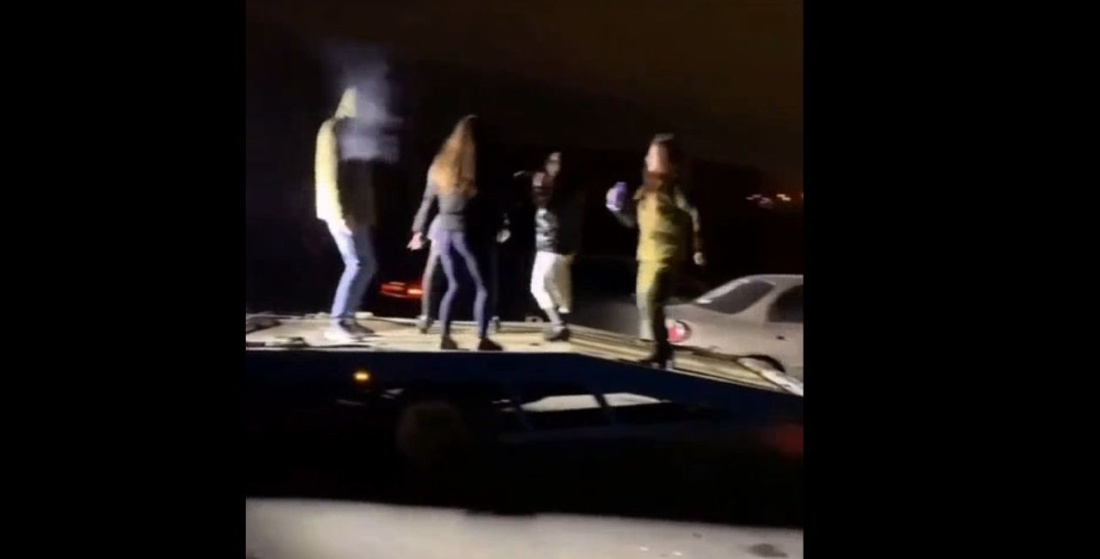 Танцы на эвакуаторе: казанцы вновь устроили необычную тусовку - видео
