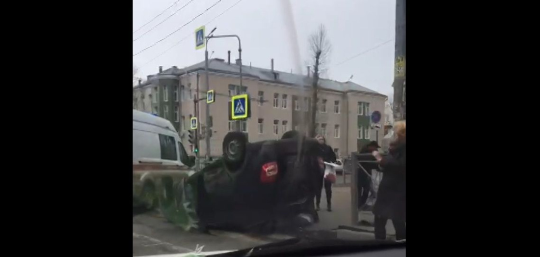 «Лада» перевернулась на крышу после столкновения с «Ауди» в Казани - видео