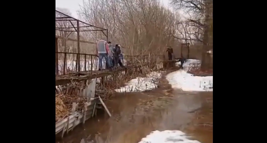 Мост из поддонов: в Татарстане село Тимофеевка отрезало паводком - видео