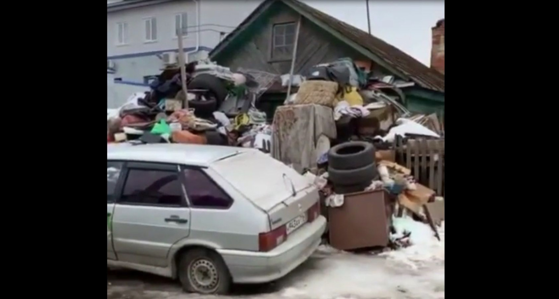 Казанский Плюшкин: мужчина устроил во дворе свалку высотой с дом - видео