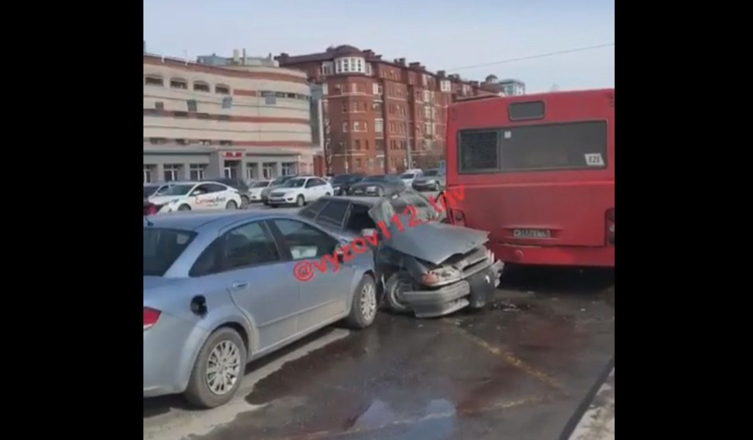 «Лада» превратилась в груду металла в массовой аварии в Казани – видео