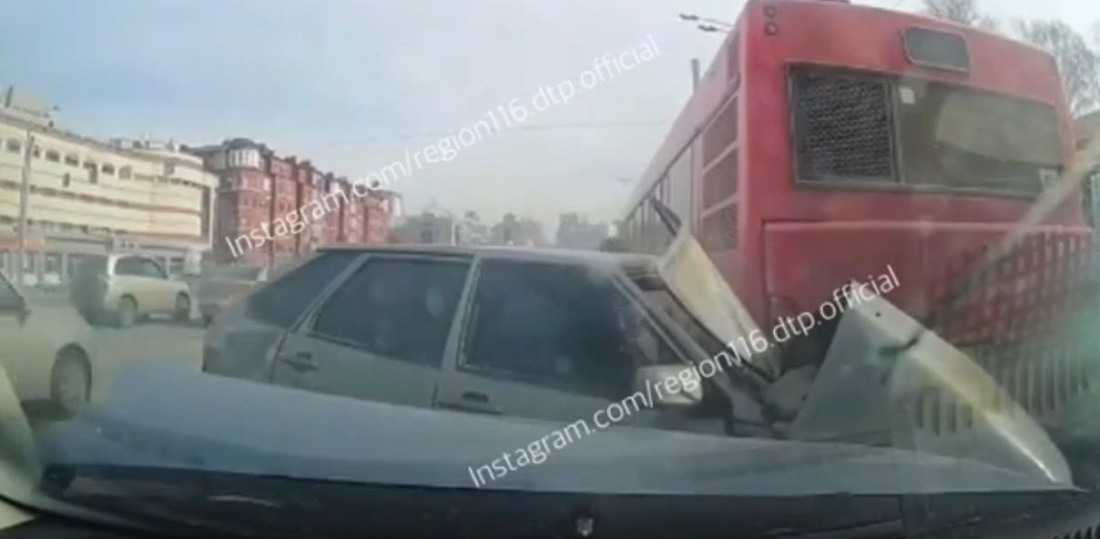 В сети опубликовали видео с моментом аварии на Назарбаева в Казани