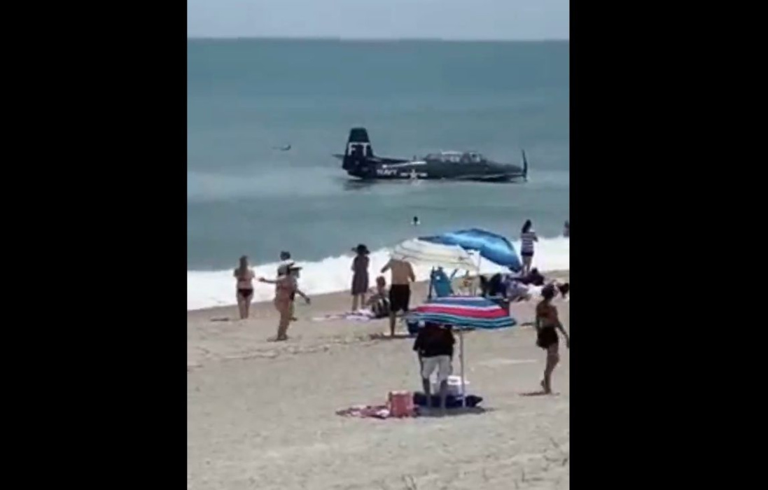 Видео: самолет из 1942 года экстренно сел на пляже в метрах от купающихся