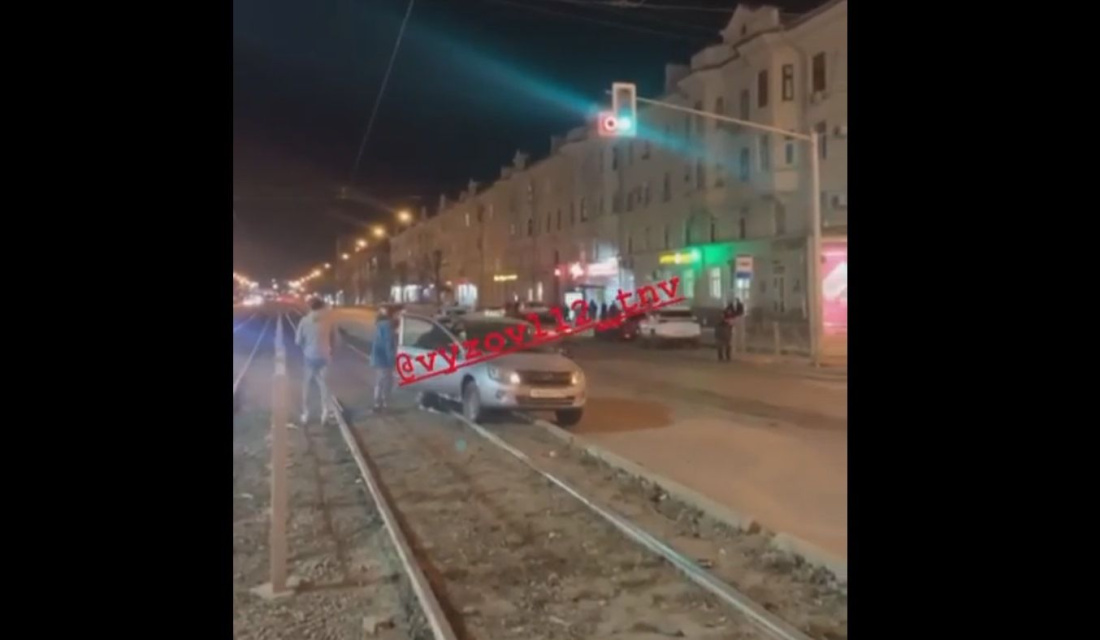 В Казани «Ладу» отбросило на трамвайные пути после столкновения с «БМВ»