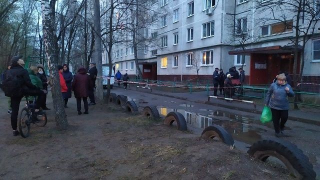 Жителей пострадавшего от "взрыва" дома в Казани не пускают в квартиры