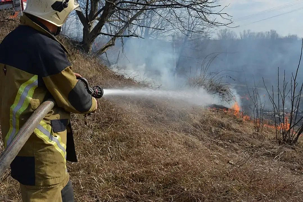 В Татарстане двое людей погибли из-за возгорания сухой травы
