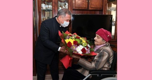 Минниханов поздравил со столетним юбилеем ветерана войны Самру Бикмееву