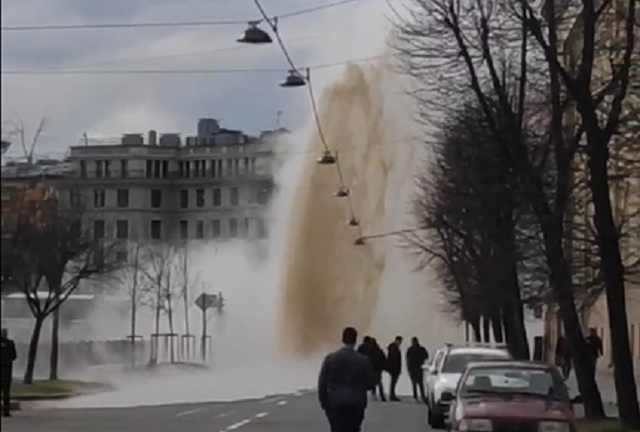 В центре Петербурга забил фонтан кипятка – видео