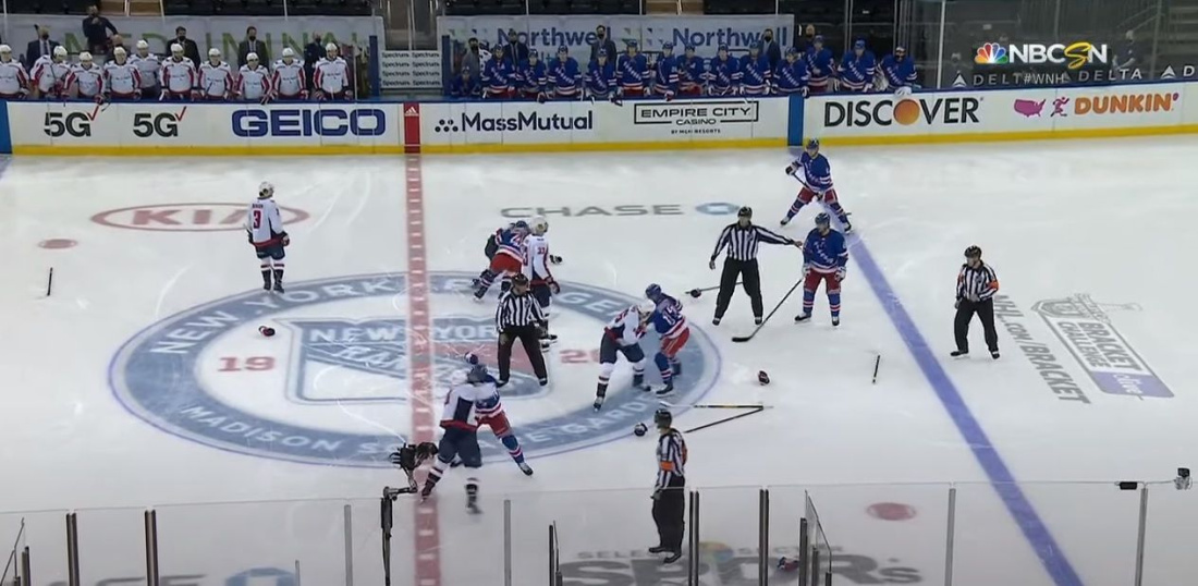 Шокирующее видео: в матче НХЛ устроили массовую драку на льду