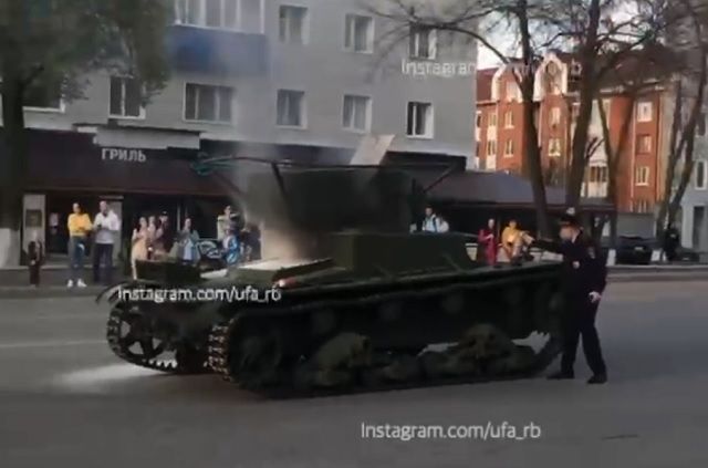 Видео: в Уфе вспыхнул участвующий в репетиции парада Победы танк Т-26