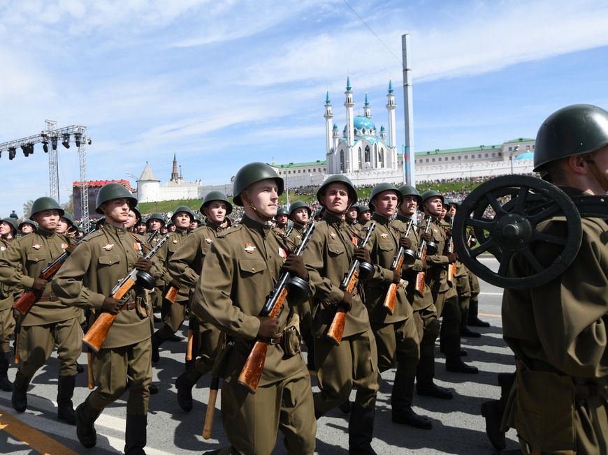 Более 2 000 человек приняли участие в параде Победы в Казани