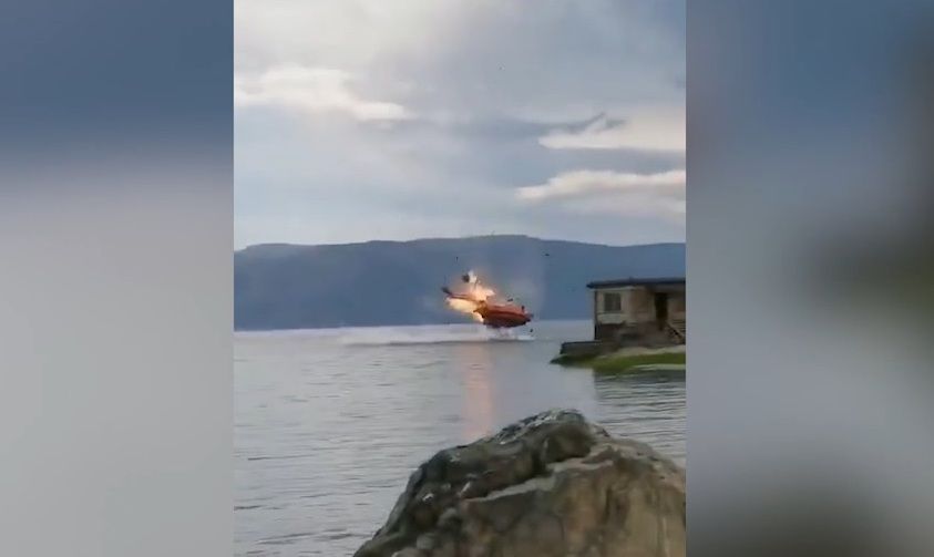 Видео: пожарный вертолёт загорелся в воздухе и рухнул в озеро, есть погибшие