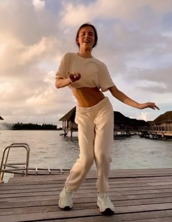 Видео: Щербакова показала зажигательный танец не пляже в отпуске