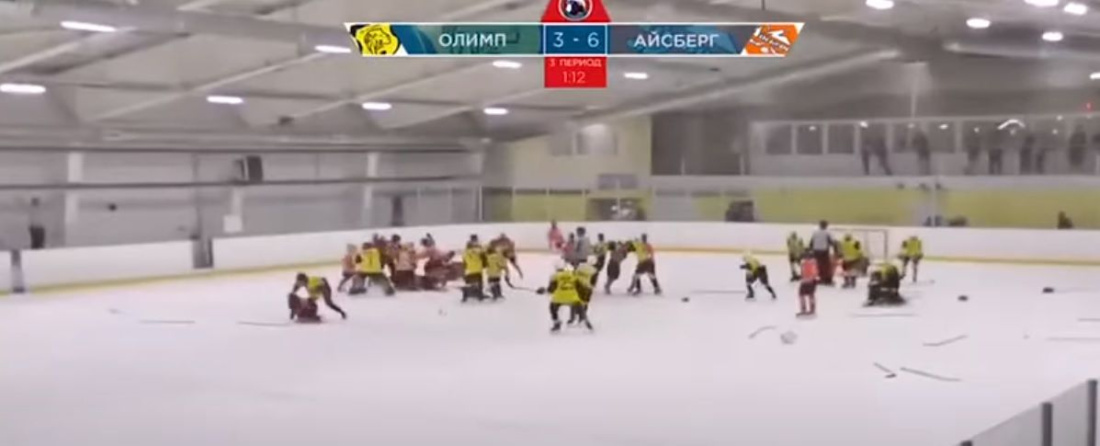 Шокирующее видео: 13-летние хоккеисты устроили массовую драку на льду
