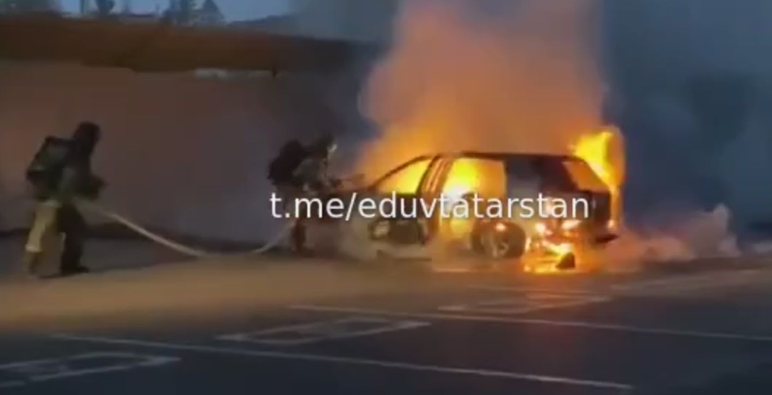 Видео: во дворе казанского ЖК дотла сгорел автомобиль