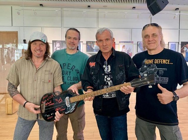 Группа «Ария» подарила музею соцбыта в Казани раритетную гитару