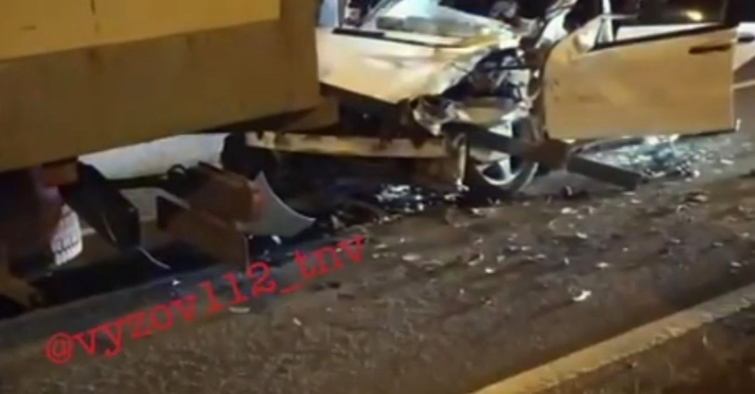 В Казани влетевший в грузовик водитель «Мерседеса» погиб на месте