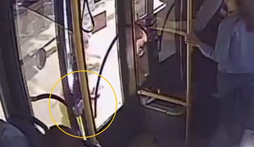 В Казани годовалому ребенку зажало ногу дверьми автобуса – видео