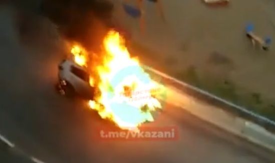 Момент поджога автомобиля хулиганом в Заинске попал на видео