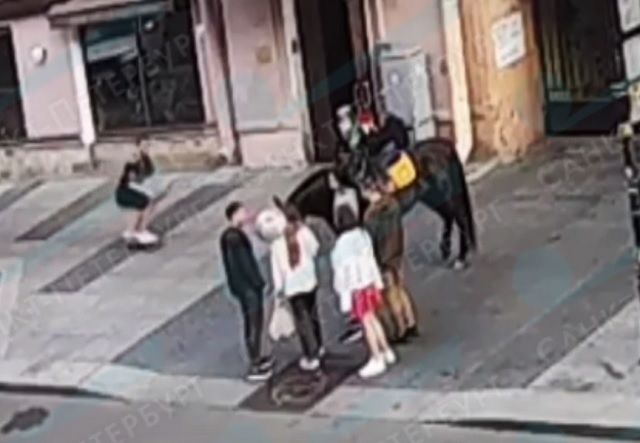 В Петербурге скейтер-экстремал попал в больницу после встречи с лошадью – видео