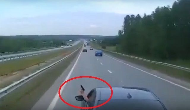 На трассе в Татарстане очевидцы засняли неадекватного водителя с пистолетом