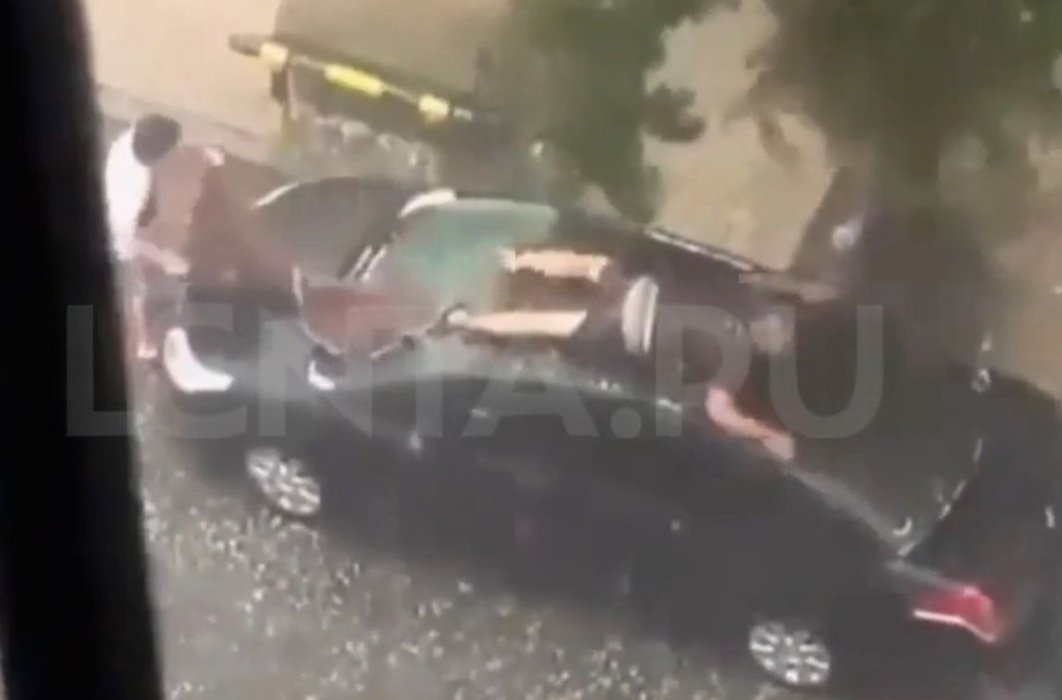 Заслонил собой: спасение автомобиля от града в Нижнекамске попало на видео