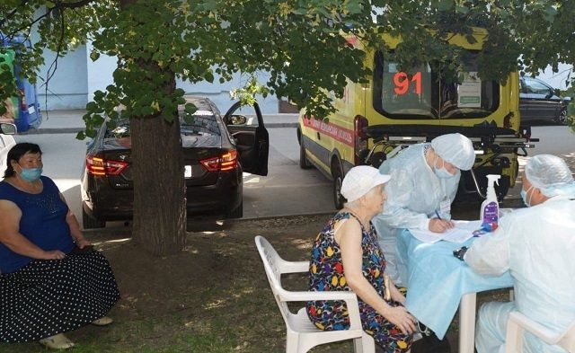 В Казани врачи начали вакцинировать от вируса COVID-19 прямо во дворах