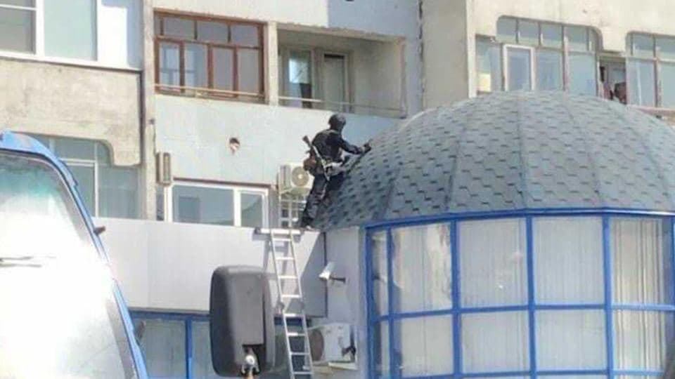 В Казани закрывшийся в квартире мужчина угрожает подорвать себя гранатой