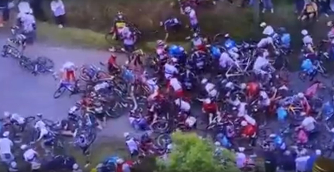 Шокирующее видео: массовая авария велосипедистов случилась на «Тур де Франс»