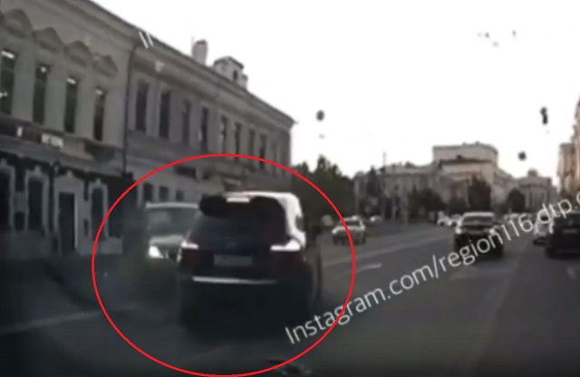 Момент столкновения двух внедорожников в центре Казани попал на видео