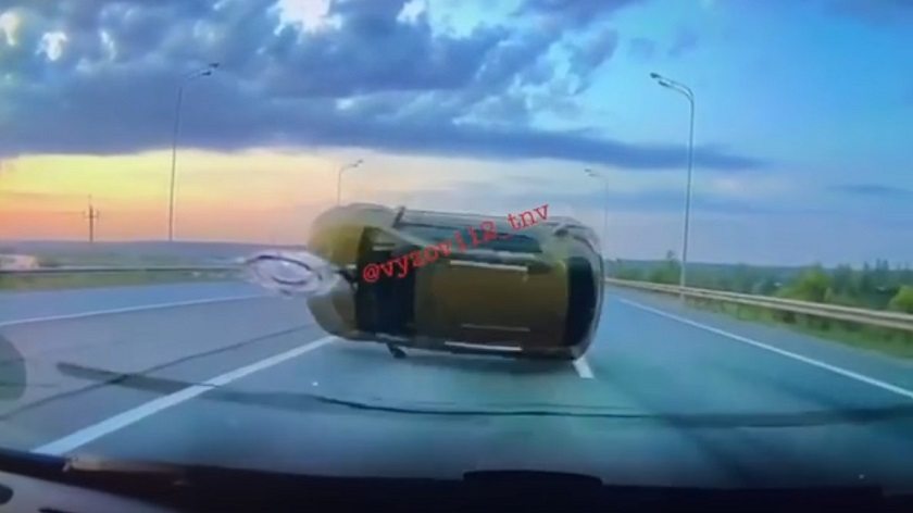 На видео попал момент смертельной аварии на мосту через Волгу в Татарстане