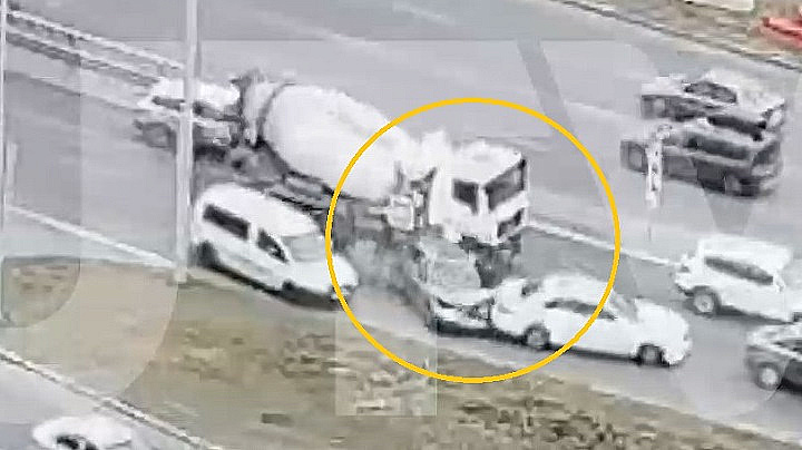 Взбесившийся цементовоз протаранил 5 автомобилей – видео