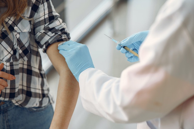 Минздрав объявил о новых рекомендациях по вакцинации онкобольных и беременных от ковид
