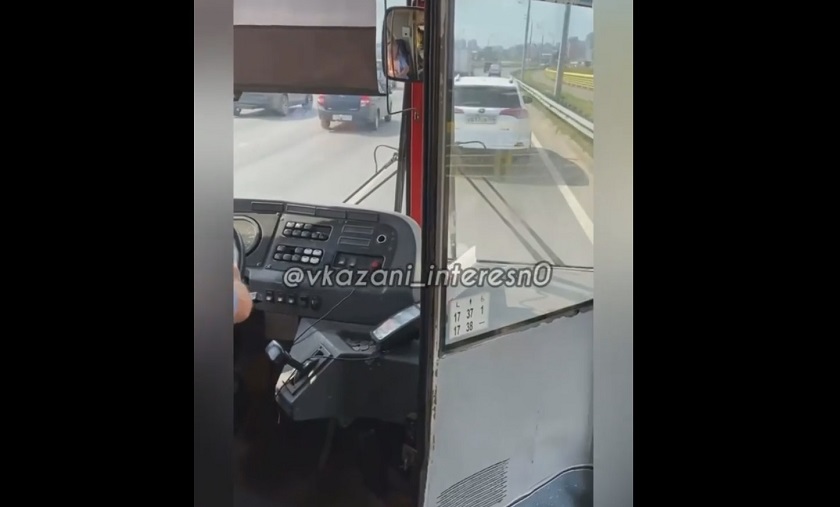 Безумный Макс по-казански: очевидцы сняли на видео лихача на автобусе