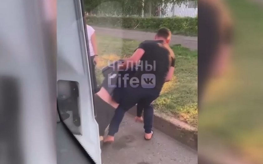 В Челнах водитель маршрутки вышвырнул пенсионера на дорогу – видео