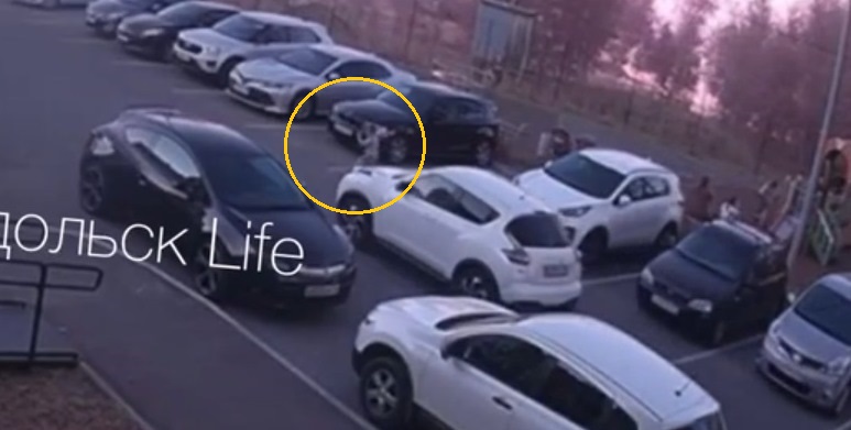 В Зеленодольске ребенок попал под колеса кроссовера – видео