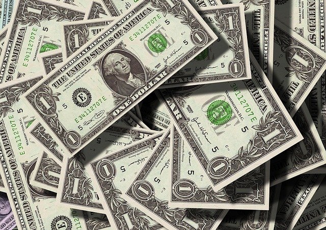 Курс доллара опустился ниже 73 рублей
