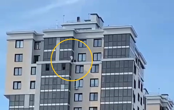 Шок-видео: дети прогулялись по карнизу казанской многоэтажки