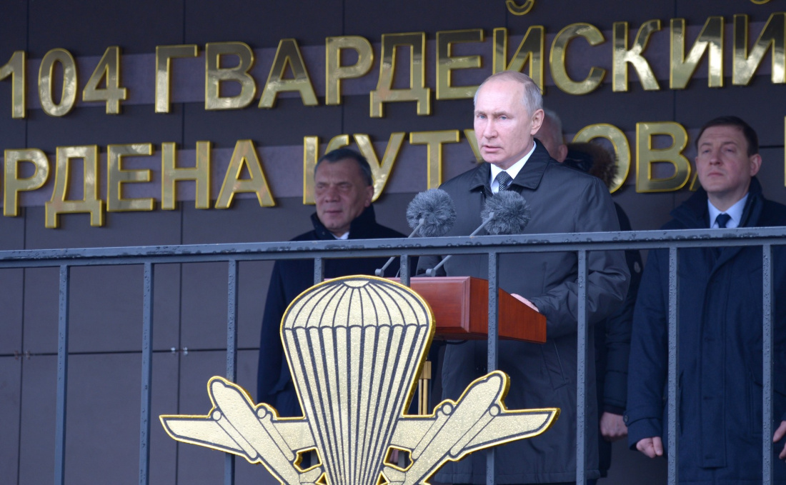 Путин поздравил с профессиональным праздником ветеранов ВДВ