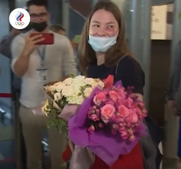 Встреча российских медалистов Олимпиады в аэропорту попала на видео