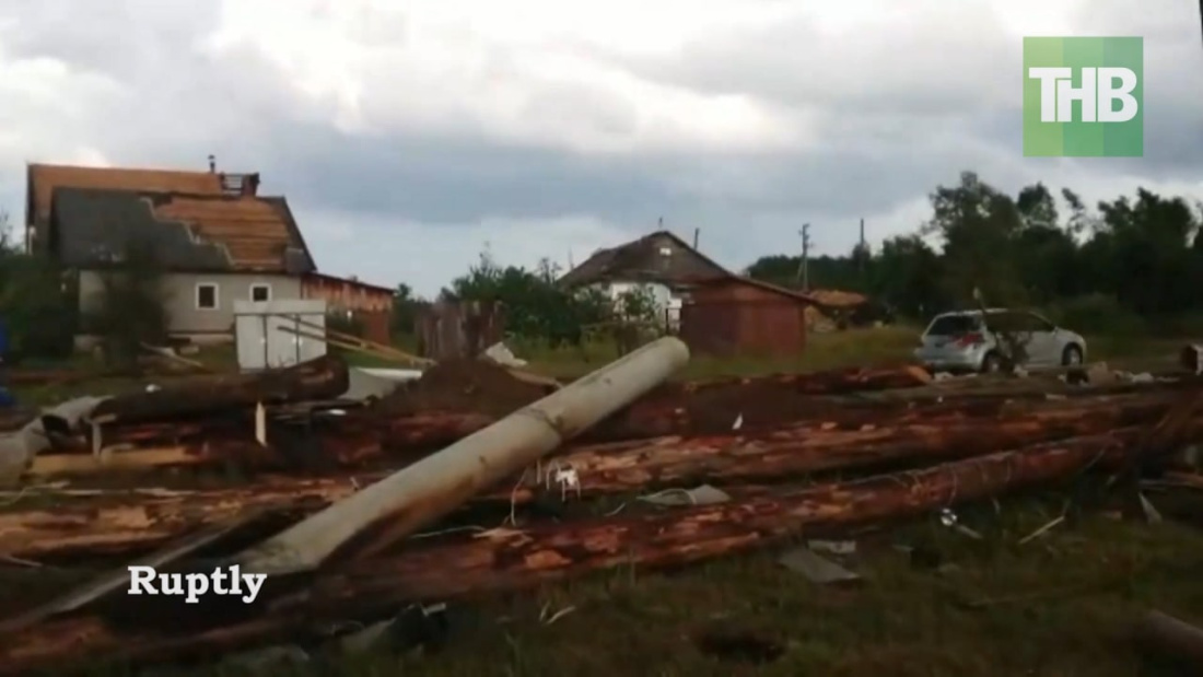 Три человека погибли из-за мощного урагана в Тверской области – видео