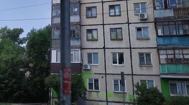В Татарстане ночью из окна третьего этажа выпала семилетняя девочка