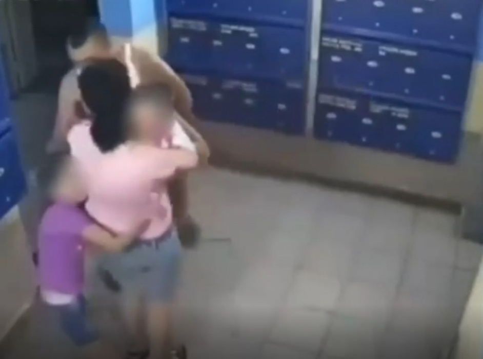 Шок-видео: отчим швырнул ребенка в стену на глазах у матери и сына