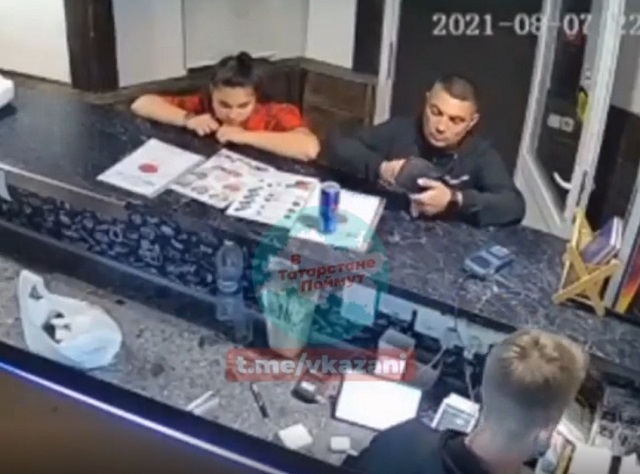 Казанский шулер облапошил официанта прямо под камерой наблюдения — видео