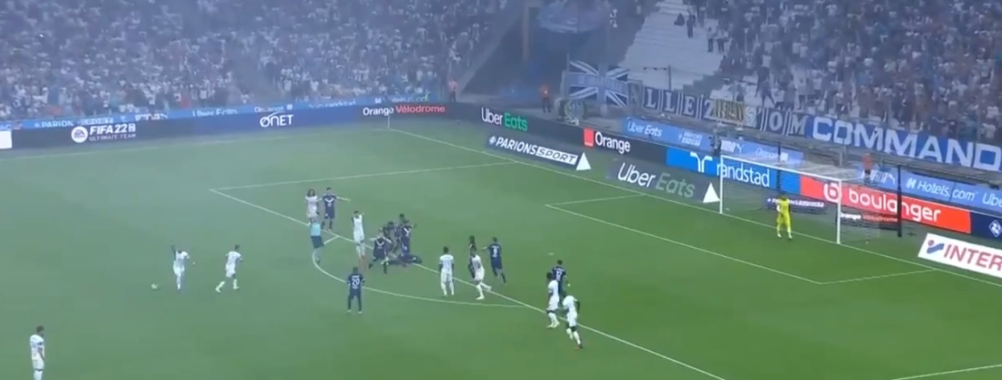 Шокирующее видео: во Франции футболист упал в обморок во время матча